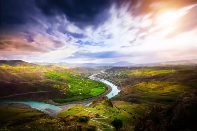 Göğe Baş Uzatmış Bir Kale: Palu Kalesi